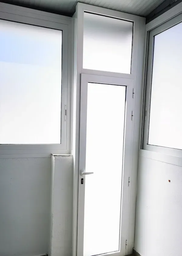 Puertas y ventanas puestas por carpintería D Metal.