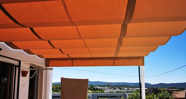 Toldo puesto por carpintería D Metal.