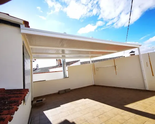 Toldo de chapa puesto por carpintería D Metal.